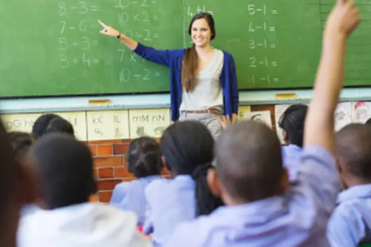 
	Professora em sala de aula: piso salarial passou de R$ 950, em 2009, para R$ 1.024,67, em 2010, e R$ 1.187,14, em 2011, segundo valores informados no site do MEC
 (GettyImages)