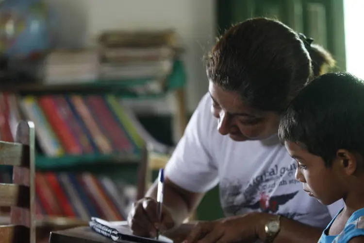 
	Professora e aluno em Altamira (PA): 32% do tempo n&atilde;o &eacute; gasto com aprendizagem
 (Jaime Souzza / Instituto Ayrton Senna)