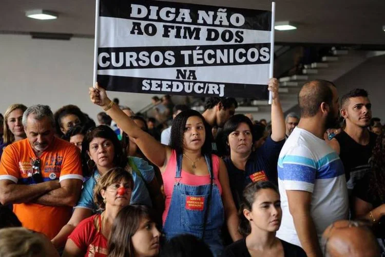 Professores das redes municipal e estadual de ensino fazem assembleia, no Clube Hebraica, em Laranjeiras, zona sul do Rio, para definir os rumos da greve (Tomaz Silva/Agência Brasil)