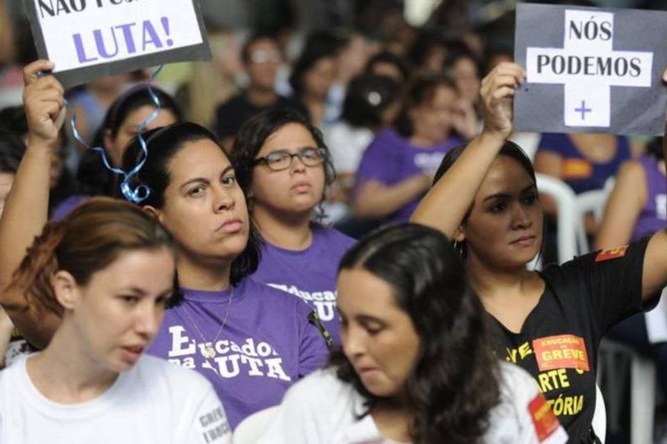 Professores ignoram corte de ponto e mantêm greve no Rio