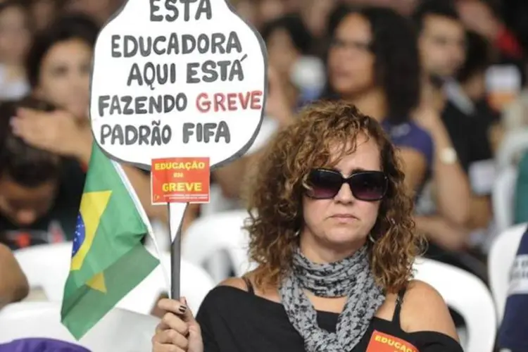 
	Professores do Rio: eles resistiram de bra&ccedil;os dados, apesar da rea&ccedil;&atilde;o da PM
 (Tomaz Silva/Agência Brasil)