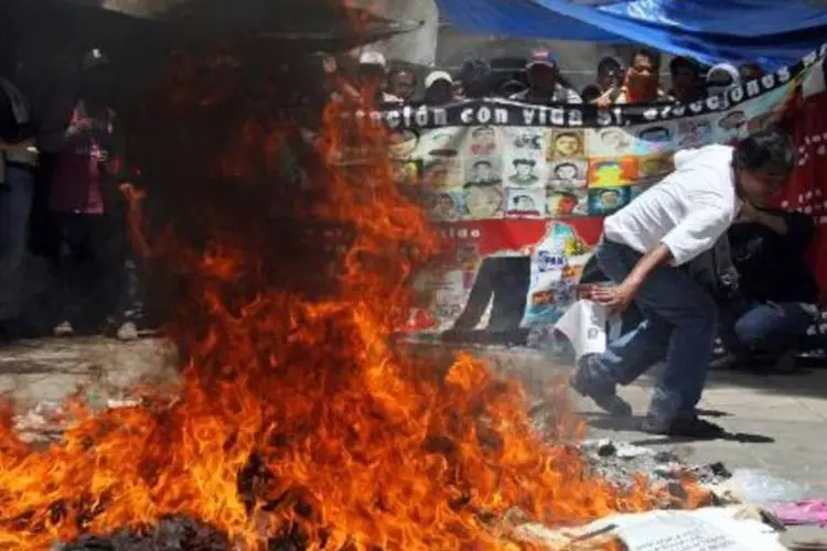 Professores queimam material eleitoral em Oaxaca, México (Patricia Castellanos/AFP)