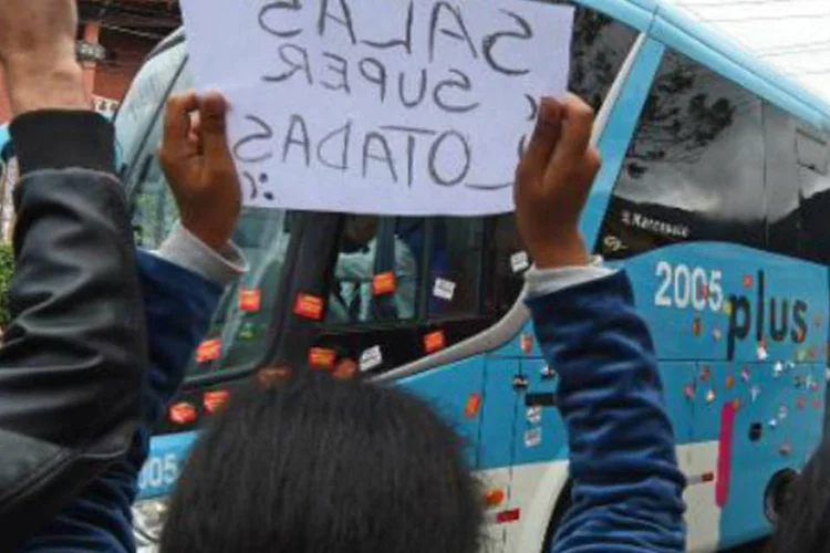 
	Professores bloqueiam passagem da sele&ccedil;&atilde;o: 30 militares j&aacute; foram deslocados para Granja Comary
 (Vanderlei Almeida/AFP)