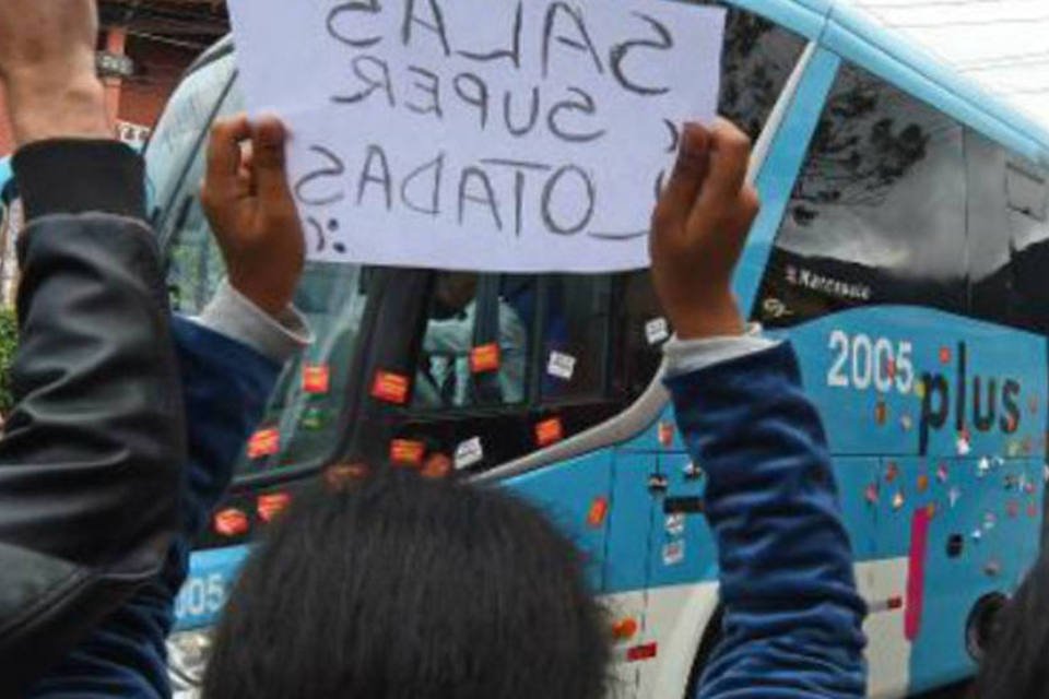 Seleção é recebida com protestos na Granja Comary