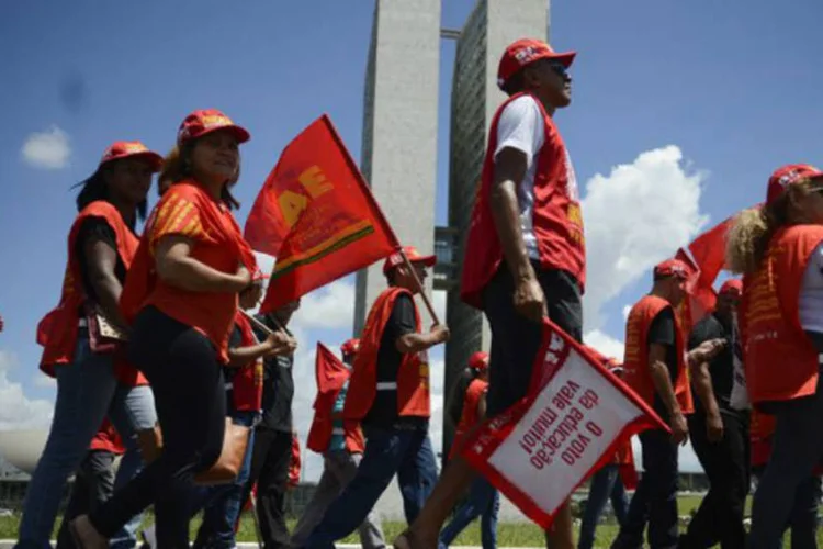 
	Professores fazem ato pela educa&ccedil;&atilde;o: &ldquo;a educa&ccedil;&atilde;o no Brasil est&aacute; &agrave; deriva. N&atilde;o est&aacute; seguindo o rumo que deveria para uma educa&ccedil;&atilde;o de qualidade. Os profissionais n&atilde;o s&atilde;o valorizados&rdquo;, disse professor
 (Marcelo Camargo/Agência Brasil)