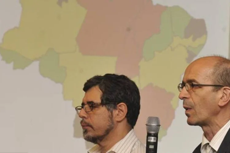  Os professores Valeriano Costa (e) e Bruno Speck no lançamento da pesquisa ( Valter Campanato/ABr)