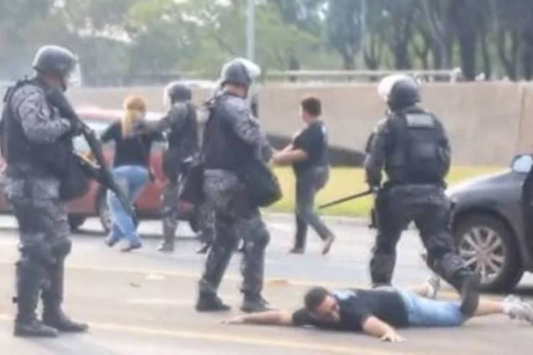 
	Manifestante &eacute; retirado &agrave; for&ccedil;a de seu carro por um grupo de policiais
 (Reprodução/Facebook)