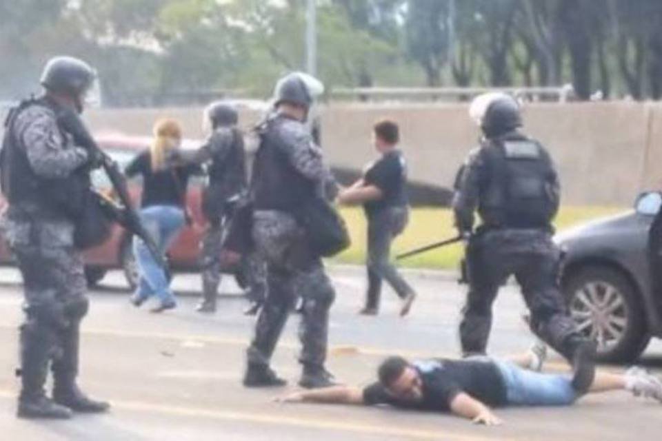 Protesto no DF termina com violência policial a professores