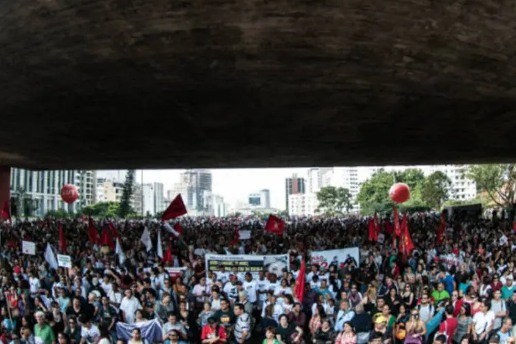 Professores fazem protesto no vão livre do Masp, na Avenida Paulista, em São Paulo (Marcelo Camargo/ABr)