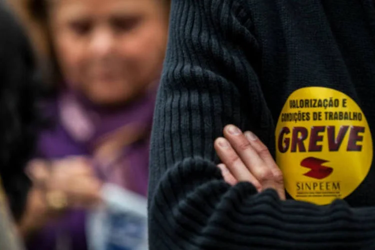 
	Professores da rede municipal de S&atilde;o Paulo em greve: segundo o Sinpeem, 50% das escolas municipais da capital est&atilde;o total ou parcialmente paralisadas
 (Marcelo Camargo/ABr)