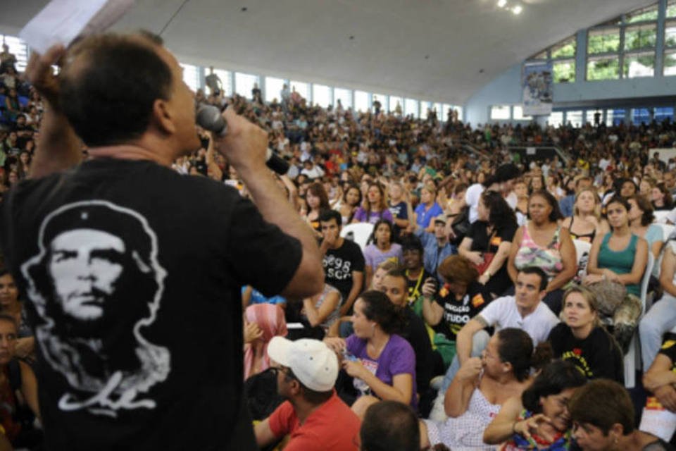 Professores do Rio continuam greve que dura mais de 3 meses