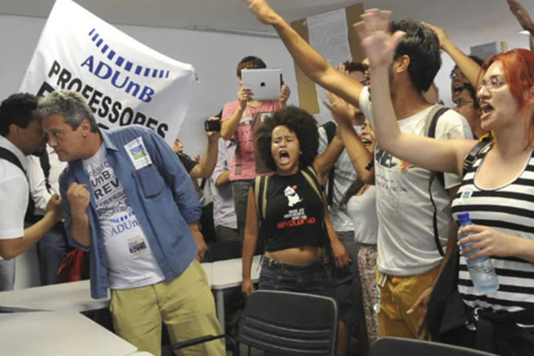 
	Professores invadem associa&ccedil;&atilde;o da UnB: paralelamente ao movimento grevista, a universidade vive campanha pol&iacute;tica para escolha do novo reitor
 (Elza fiúza/ABr)