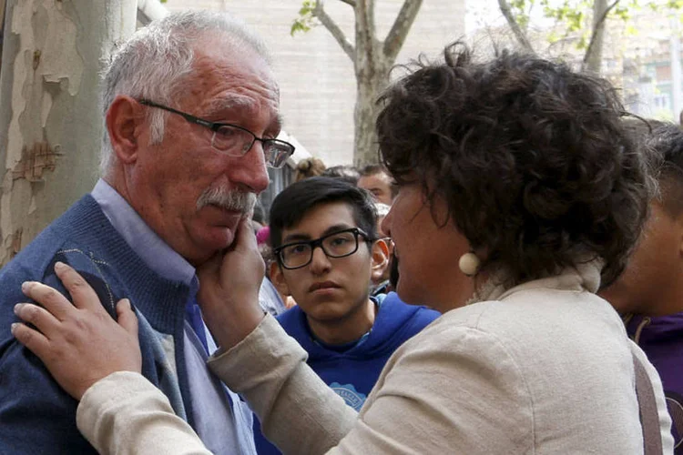 
	Professor &eacute; confortado ap&oacute;s ataque a escola em Barcelona: suposto agressor tem menos de 14 anos, de acordo com um porta-voz da pol&iacute;cia
 (REUTERS/Gustau Nacarino)