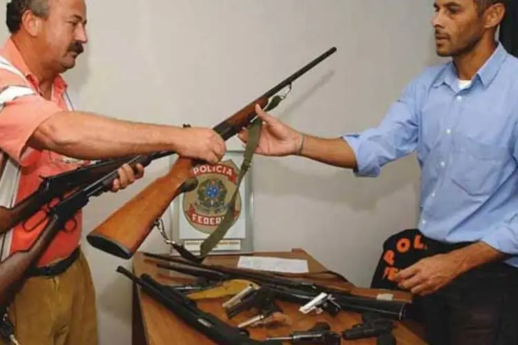 Comerciante entrega suas armas no programa de desarmamento do governo (AGÊNCIA BRASIL)
