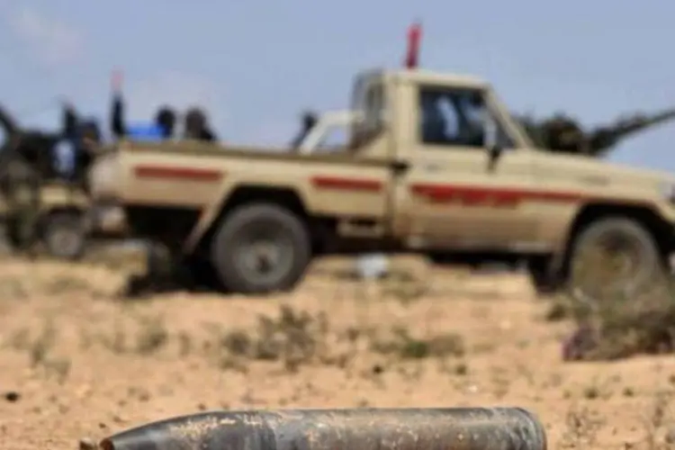 Projétil de tanque em deserto da Líbia: regime afirma que 100 civis morreram com ação militar (Aris Messinis/AFP)