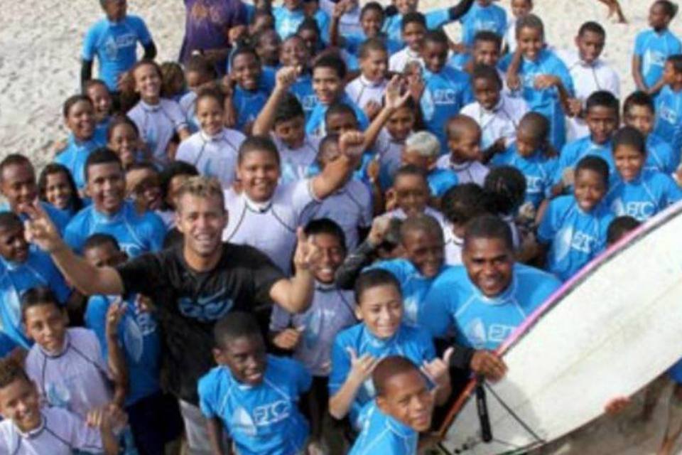 Nike apoia projeto que ensina surf a jovens