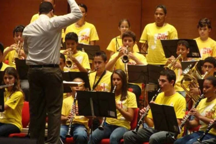 O Guri é um programa socioeducativo que oferece desde 1995 continuamente, nos períodos de contra-turno escolar, cursos de iniciação e teoria musical, coral e instrumentos de cordas, madeiras, sopro e percussão (Divulgação)