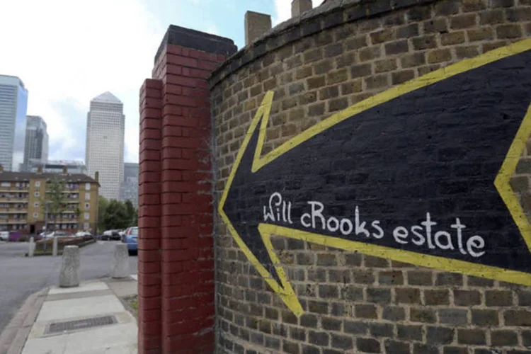 Muro pintado indica a entrada do projeto imobiliário Will Crooks, no distrito de Poplar, em Londres (Chris Ratcliffe/Bloomberg)