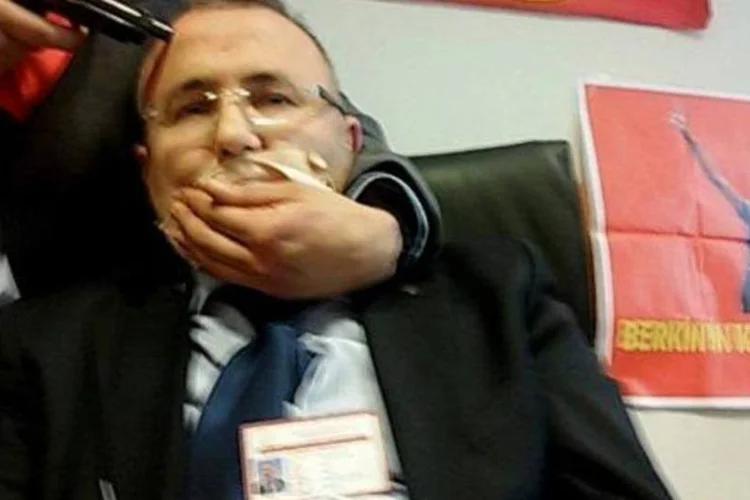 Militante do DHKP-C ameaça o promotor turco sequestrado (IHA/AFP)