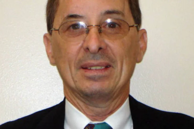 O assistente de promotoria Mark Hasse, de 57 anos, caminhava em direção ao tribunal depois de estacionar seu carro quando um suspeito se aproximou e atirou várias vezes (AFP)