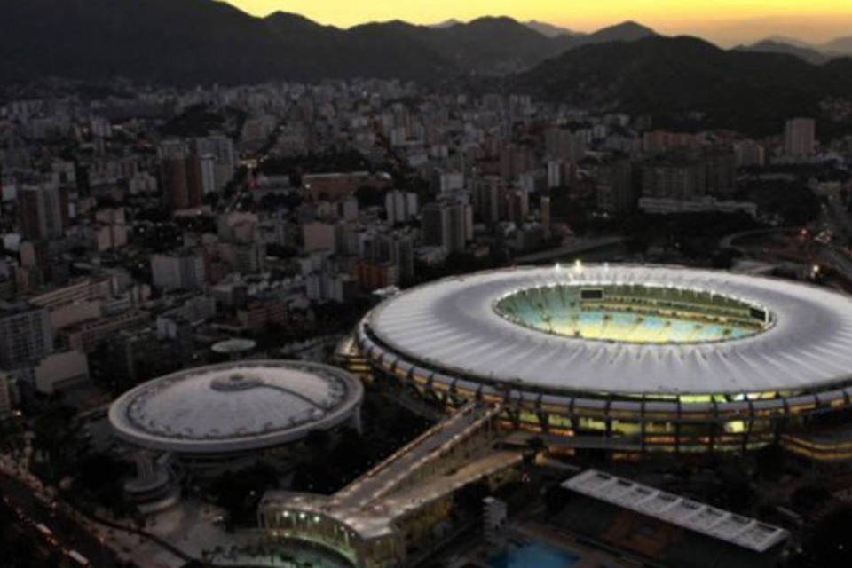 Vigilantes do Rio em greve protestam em frente ao Maracanã