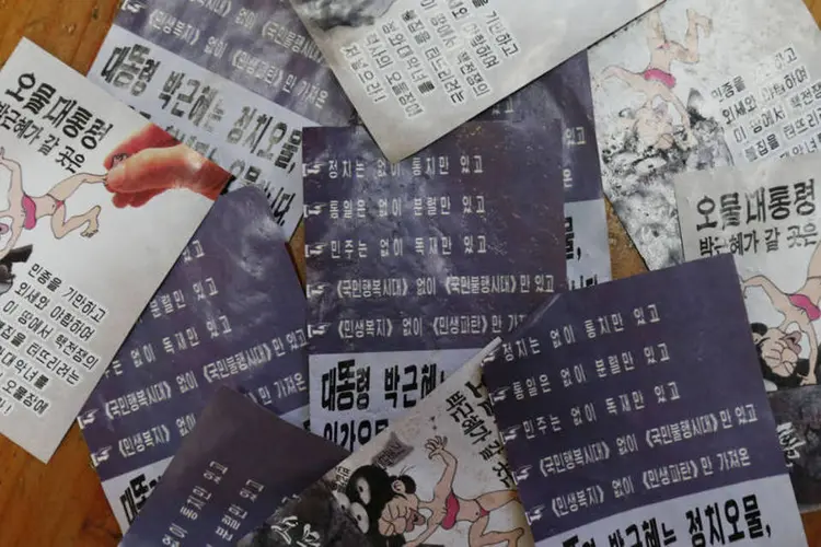 
	Propaganda: os panfletos s&atilde;o uma clara resposta de Pyongyang aos programas sul-coreanos de propaganda transmitidos pelos potentes alto-falantes voltados para o Norte
 (YONHAP / AFP)