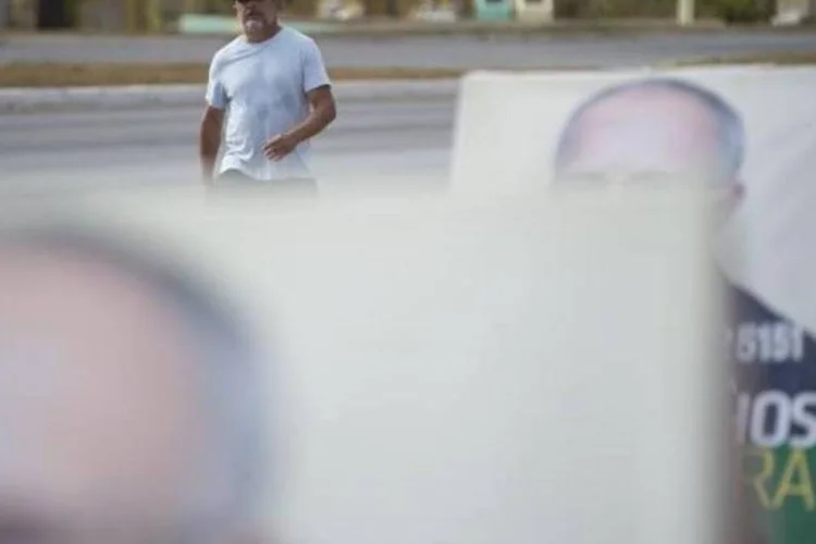 Cavaletes, bonecos e cartazes são permitidos durante a campanha eleitoral, desde que não dificultem o bom andamento do trânsito de pessoas e veículos (Marcelo Camargo/Agência Brasil)
