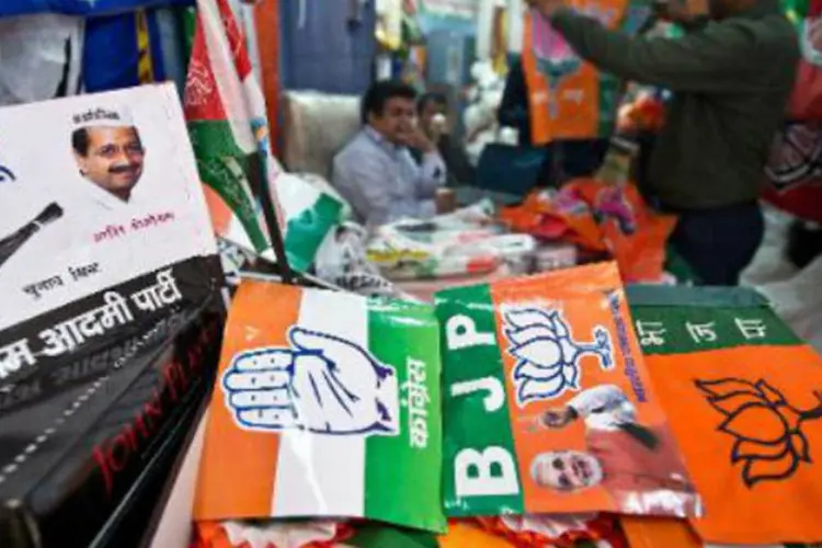 Material de propaganda eleitoral é distribuído em Nova Deli, na Índia: eleições acontecerão em nove etapas até 12 de maio (Prakash Singh/AFP)