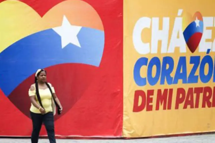 Publicidade da campanha de Chávez, em Caracas: pesquisa feita com 1.300 pessoas de ambos os sextos e de todas as classes sociais mostrou vantagem de Chavez (©AFP / Leo Ramirez)