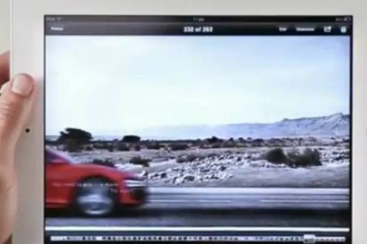 Para ver o novo Audi R8, os leitores precisam tentar fotografa-lo usando o recurso screenshoot da tela do iPad, enquanto o carro passa em alta velocidade (Reprodução)