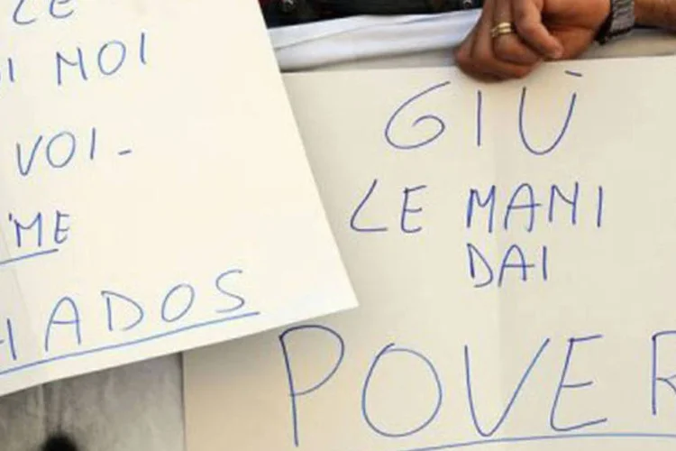 Populares protestam contra a pobreza diante do parlamento italiano durante discurso de Tremonti (Vincenzo Pinto/AFP)