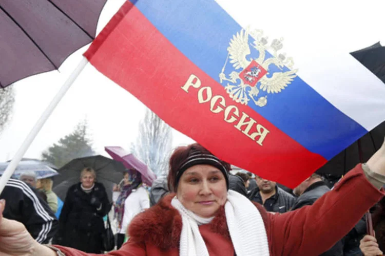 
	Manifestantes pr&oacute;-R&uacute;ssia se re&uacute;nem perto de uma base militar ucraniana na vila de Perevalnoye nos arredores de Simferopol
 (REUTERS/Vasily Fedosenko)