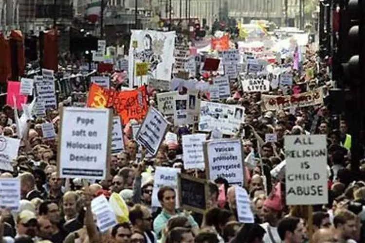 Manifestação em Londres: prostestos contra casos de pedofilia na Igreja (.)