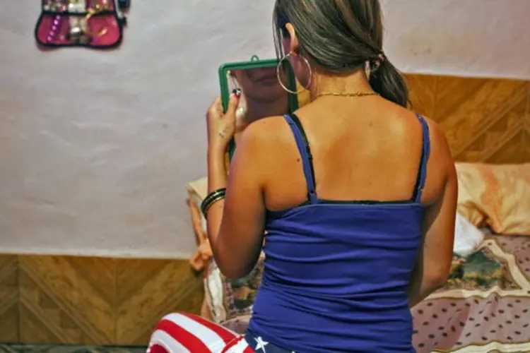 Prostituta no quarto de um bordel na cidade de Puerto Cabello, Venezuela (Vladimir Marcano/Bloomberg)