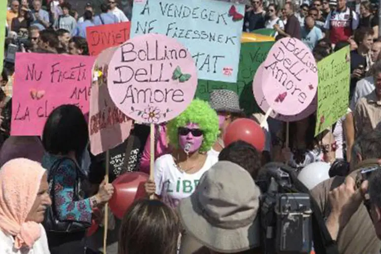 Prostitutas vão às ruas em Pádua, na Itália, em 16 de maio de 2007, para protestar contra multa aplicada a clientes pegos no ato
 (STR/AFP)