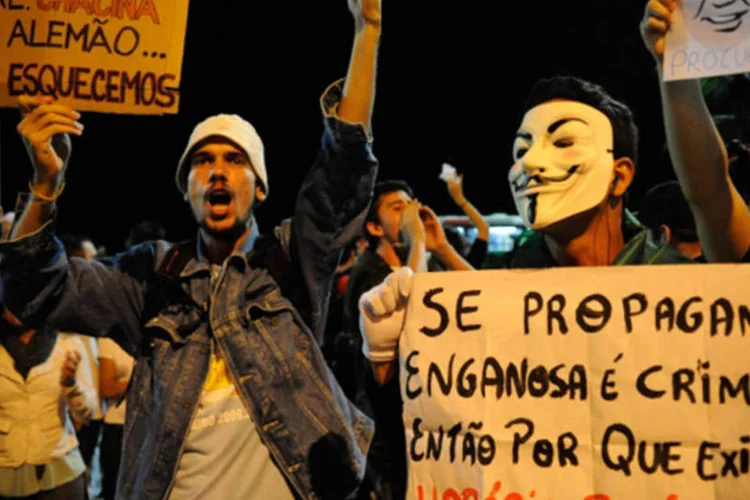 Protesto próximo a casa do governador do Rio de Janeiro, Sérgio Cabral: a Polícia Civil informou que seis pessoas foram detidas e levadas à Delegacia do Leblon. (Fernando Frazão/ABr)