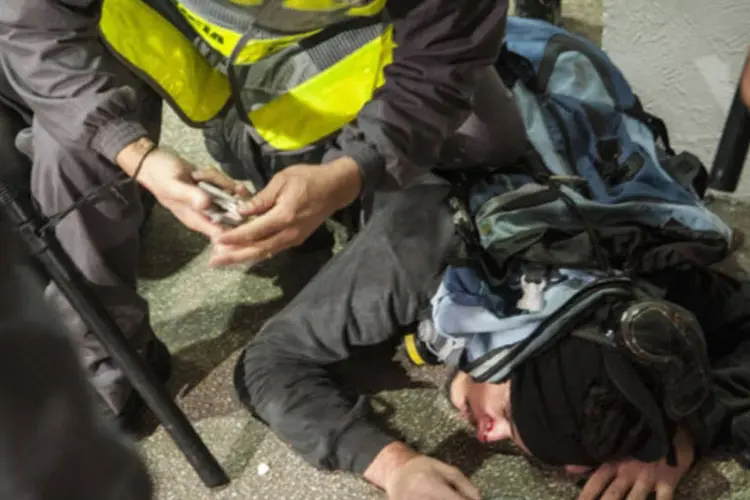 Policiais militares prendem manifestante durante protesto na avenida Paulista, em São Paulo: durante o trajeto na Avenida Paulista, os manifestantes tentaram avançar sobre agências bancárias e deram gritos em favor da depredação. (Marcelo Camargo/ABr)