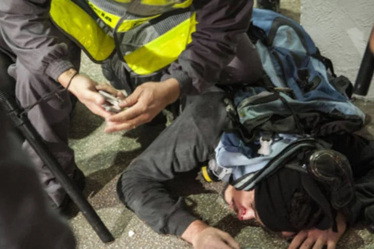 Policiais militares prendem manifestante durante protesto na avenida Paulista, em São Paulo: durante o trajeto na Avenida Paulista, os manifestantes tentaram avançar sobre agências bancárias e deram gritos em favor da depredação. (Marcelo Camargo/ABr)