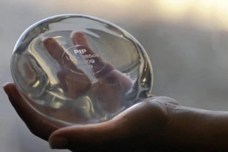 As novas regras foram aprovadas depois do escândalo internacional envolvendo a marca francesa Poly Implant Prothese (PIP) e a holandesa Rofil (Anne-Christine Poujoulat/AFP)
