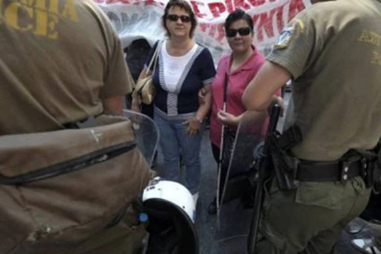 
	Protesto contra a austeridade na Gr&eacute;cia: o pa&iacute;s pretende solicitar um prazo de dois anos adicionais para cumprir as metas de redu&ccedil;&atilde;o do d&eacute;ficit p&uacute;blico
 (Louisa Gouliamaki/AFP)