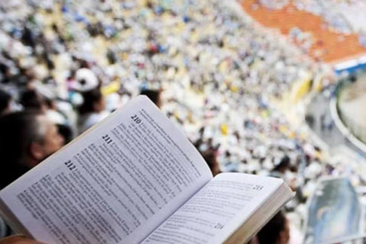 Evangélicos da Assembléia de Deus no estádio do Pacaembu, em São Paulo, para comemorar os 100 Anos de fundação da Igreja  (Adriano Vizoni)