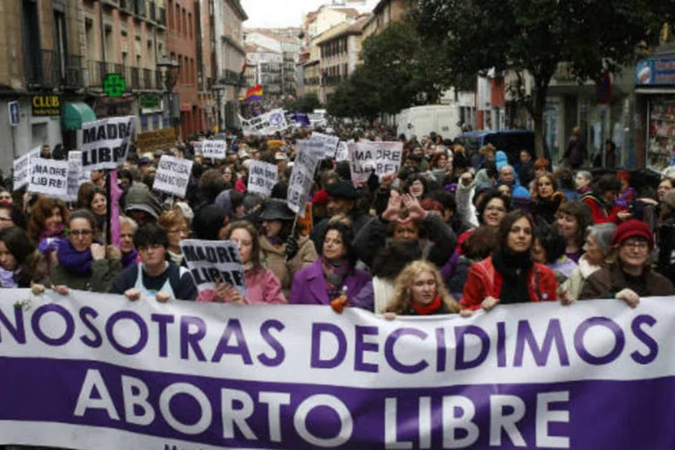 
	Com o cartaz&nbsp;&quot;Aborto&nbsp;livre, n&oacute;s decidimos&quot;, milhares de pessoas pediam a ren&uacute;ncia do ministro da Justi&ccedil;a, Alberto Ruiz-Gallard&oacute;n, que prop&ocirc;s a reforma
 (Os manifestantes, a maioria mulheres, levavam galhos de rude e perejil (duas plantas usadas antigamente para provocar a interrupção da gravidez).)