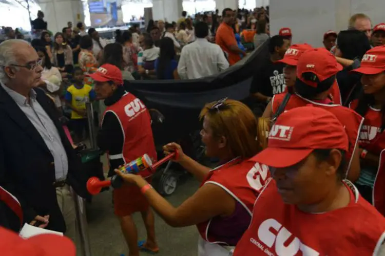 Ato no Aeroporto de Brasília: trabalhadores na aviação civil reivindicam 11% de aumento (Antonio Cruz/Agência Brasil)