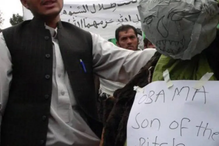 Afegãos protestam entoando lemas anti-EUA enquanto carregam um boneco representando o presidente americano Barack Obama (Noorullah Shirzada/AFP)