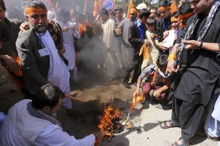 
	Manifestantes queimam seus t&iacute;tulos eleitorais durante um protesto no Afeganist&atilde;o
 (Mohammad Shoib/Reuters)