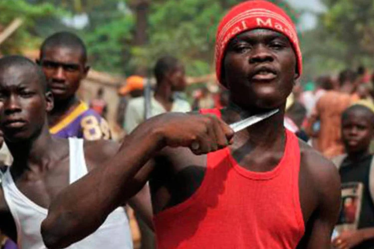 
	Manifestantes amea&ccedil;am mu&ccedil;ulmanos no 5&ordm; distrito de Bangui: a situa&ccedil;&atilde;o no pa&iacute;s se deteriorou ap&oacute;s a queda do presidente Fran&ccedil;ois Boziz&eacute;
 (Issouf Sanogo/AFP)