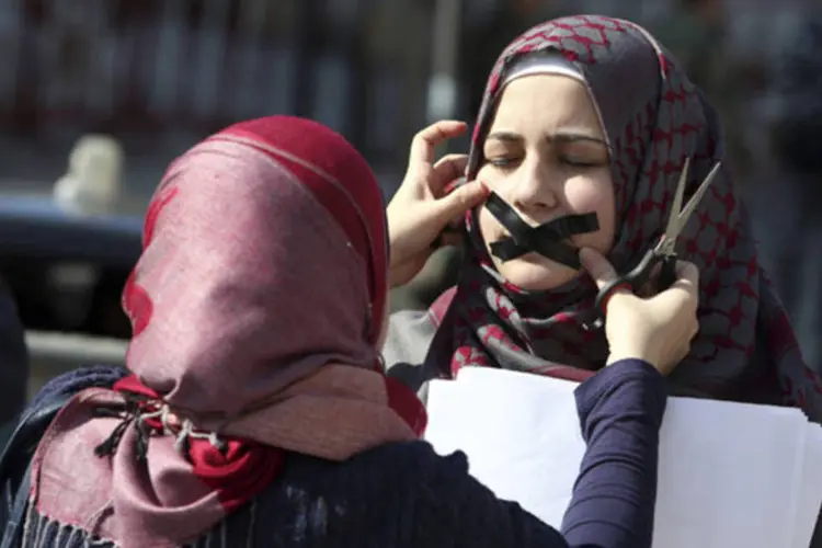 Mulheres durante protesto contra a prisão de jornalistas da Al Jazeera no Egito, no centro de Beirute (Hasan Shaaban/Reuters/Reuters)