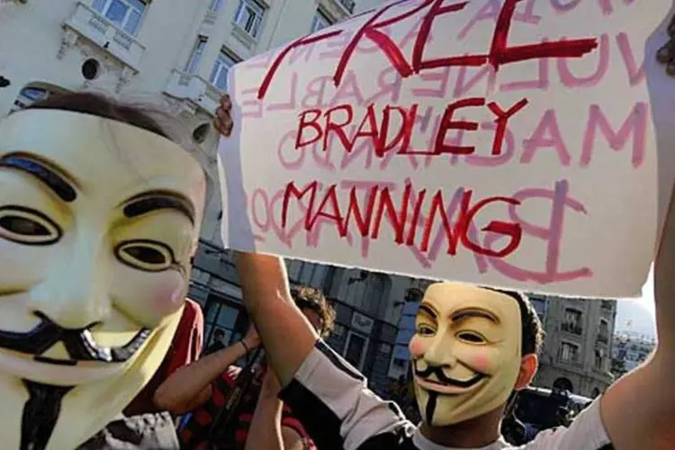 
	Em julho de 2011, em Madrid, membros do Anonymous protestam contra a pris&atilde;o de Bradley Manning
 (Denis Doyle / Getty Images)