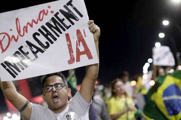
	Manifesta&ccedil;&atilde;o contra Dilma: em reuni&atilde;o com auxiliares mais pr&oacute;ximos, Dilma teria tratado clima de conflito pol&iacute;tico no pa&iacute;s como &#39;situa&ccedil;&atilde;o de emerg&ecirc;ncia&#39;
 (Ueslei Marcelino/Reuters)