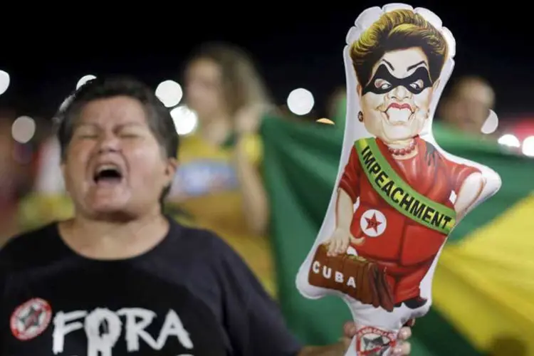 
	Protesto contra Dilma: algumas capitais do pa&iacute;s j&aacute; reunem nas ruas pessoas que pedem o impeachment da presidente Dilma Rousseff e o fim da corrup&ccedil;&atilde;o
 (Ueslei Marcelino/Reuters)